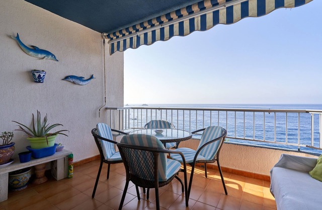 Appartement de vacances 'Epsilon 2 4f Primera Línea De Playa' avec vue sur mer et piscine partagée