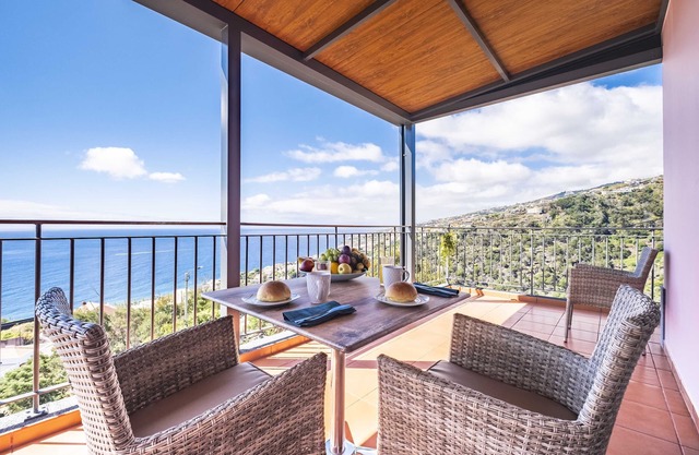 Appartement de vacances - Excellente vue mer et montagne avec grande terrasse