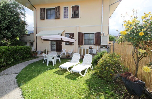 City / Village Apartment à Massa avec 2 chambres à coucher, 4 couchages