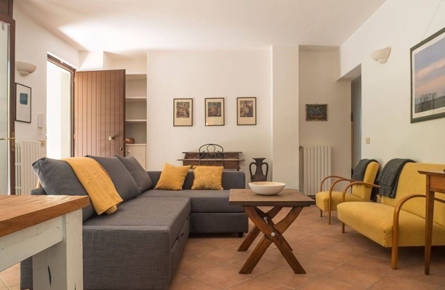Holiday Apartment in Massa with 2 bedrooms sleeps 6