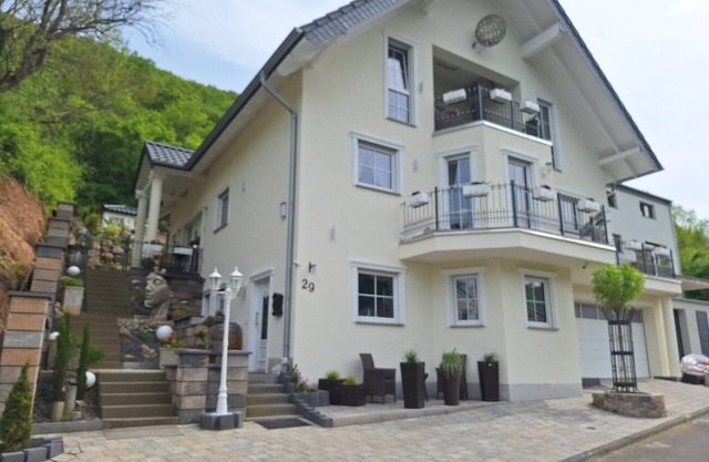 Appartement 'Burgmoselblick' avec vue sur le lac et Wi-Fi