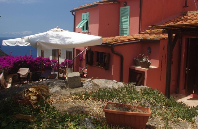 Appartement de vacances "Rosa dei Venti" avec vue sur la mer et terrasse privée.