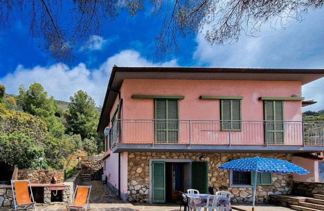 Appartement de vacances "Villa Mirella Bilocale" avec terrasse privée, climatisation et Wi-Fi.