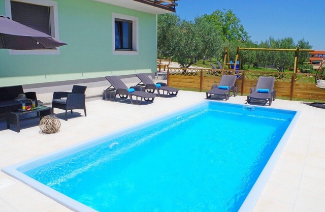 Appartement de vacances avec piscine privée dans le village de Sutivanac