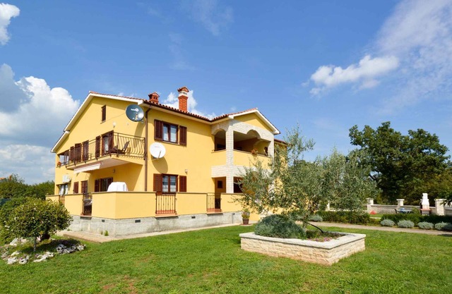 Holiday apartment with air conditioning and mounting pool