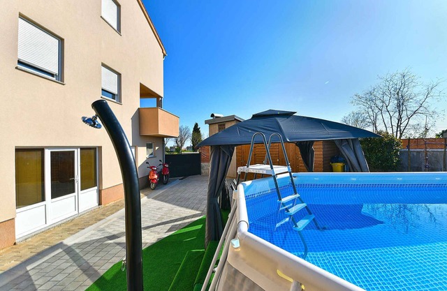 Appartement de vacances avec air conditionné et piscine finie