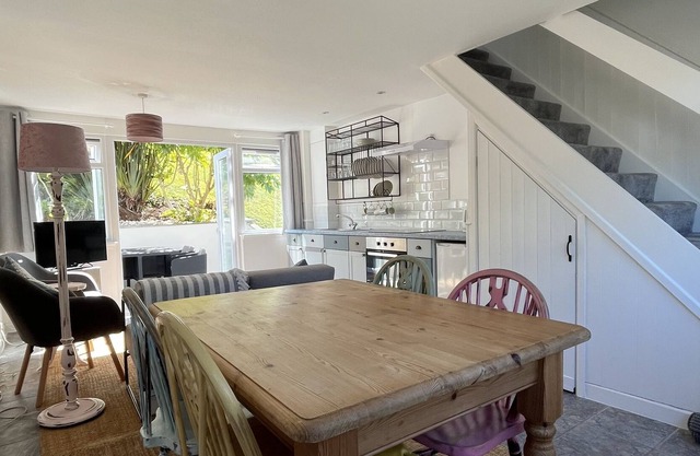 Holiday Beach House - sleeps 4 - ideal for families