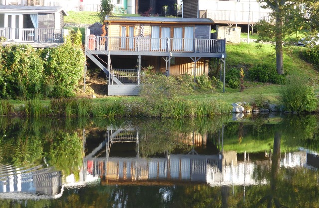 Chalet de vacances avec de belles vues sur le lac dans 100 hectares de parc