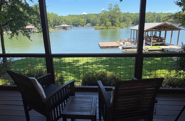 Holiday Cottage, Charming 4-bedroom cottage on Blue Creek of Lake Martin,AL