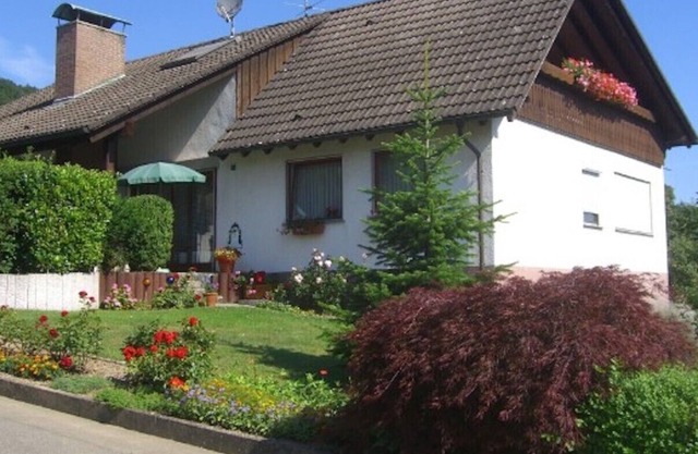 Cosy Holiday Apartment "Ferienwohnung Erben" with Balcony, Mountain View, Wi-Fi & SAT-TV; Parking Available