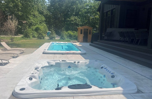 Holiday discount!5 bdrm 3.5 ba/swim spa/hot tub/outdoor sauna/open year round