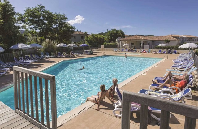 Appartement de vacances "Poggio Mezzana" avec vue sur mer, piscine partagée et climatisation.