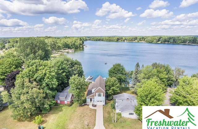 Holiday Haus: Lakeside Comfort and Springtime Charm on Lake Cowden