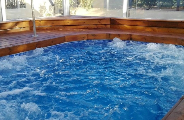 Casa de vacaciones 'Noguericas 1' con vistas a la montaña, piscina compartida y Wi-Fi