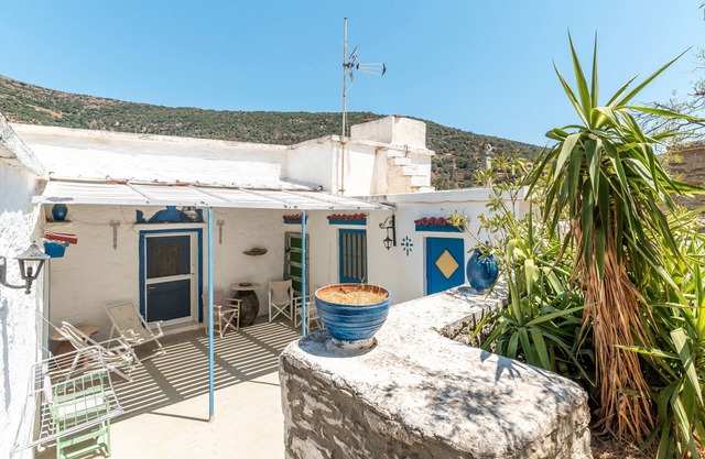 Maison de vacances 'Andros Traditional House' avec vue sur la montagne, terrasse et jardin privé