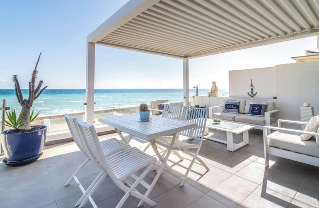Maison de vacances "Beach-Front Bahía Dorada" avec vue sur mer, piscine partagée et Wi-Fi
