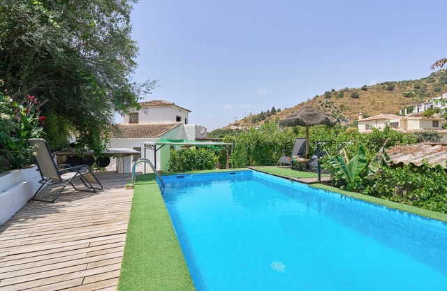 Maison de vacances 'Casa del Río' avec vue sur les montagnes et piscine.