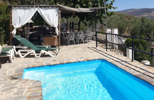 "Casa Rural Fuente Zagrilla", avec vue sur les montagnes, piscine et Wi-Fi.