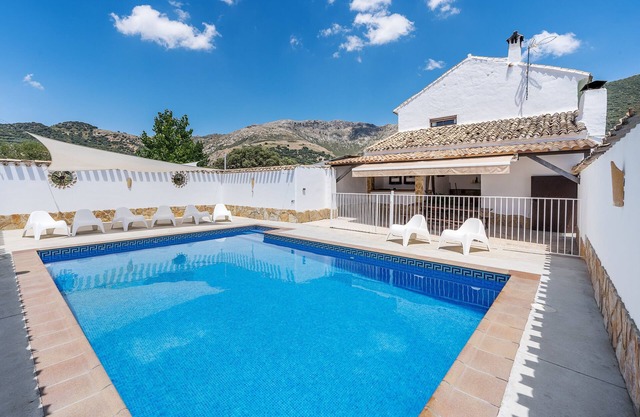 Maison de vacances 'Cortijo El Llano' avec vue sur la montagne, piscine privée et Wi-Fi