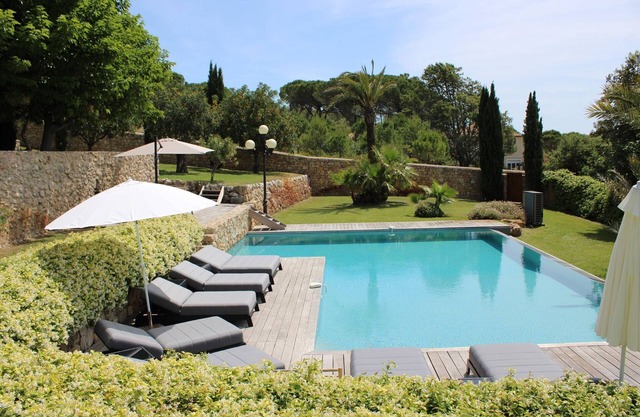 Maison authentique à Bagnols-en-Forêt avec piscine