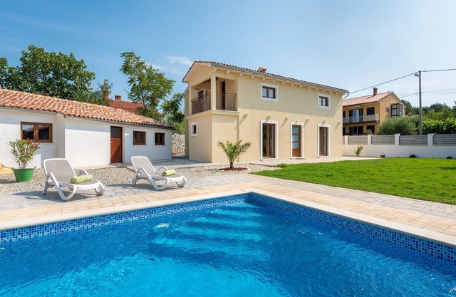 Maison de vacances א Labin avec piscine privיe