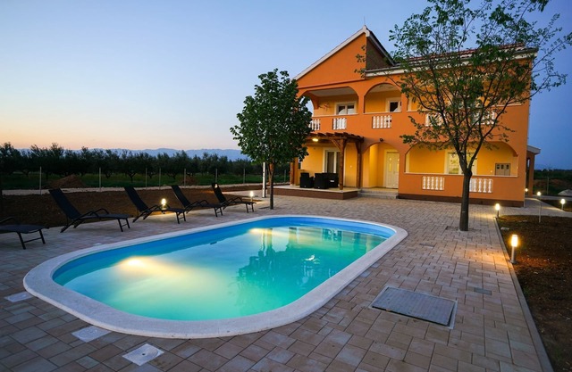 Charmante maison de vacances à Prkos avec piscine