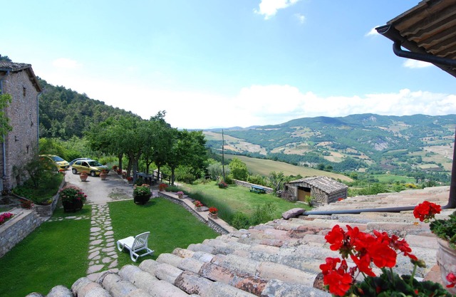 MAISON DE VACANCES "L'OASI" À ASSISE - Entrée privée, Jardin avec piscine