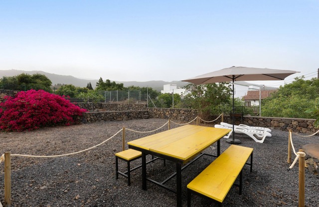 Maison de vacances 'La Casa Amarilla' avec vue sur la montagne, jardin privé et Wi-Fi