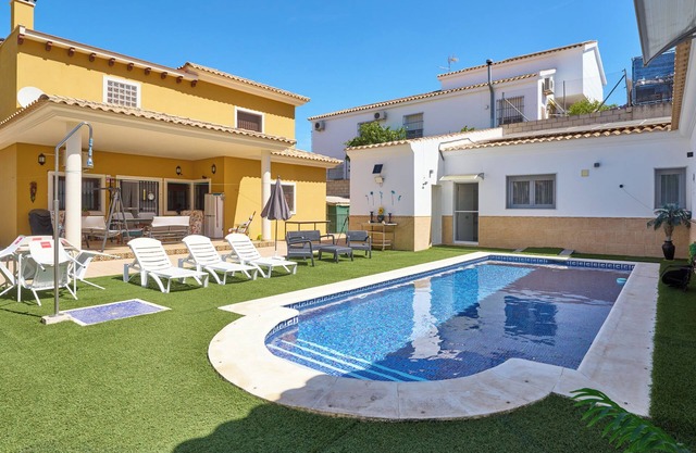 Maison de vacances 'Marisol' House' avec piscine partagée, Wi-Fi et climatisation