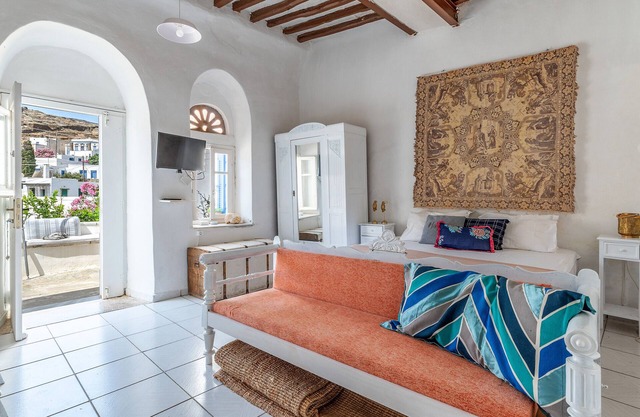 Maison de vacances 'Platia Tinos Cycladic Cottage' avec vue sur montagne, terrasse privée et balcon