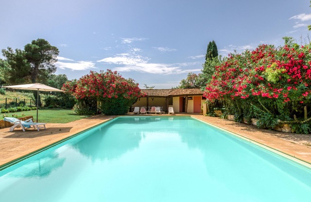 Maison de vacances 'Réattu' avec piscine partagée, Wi-Fi et climatisation