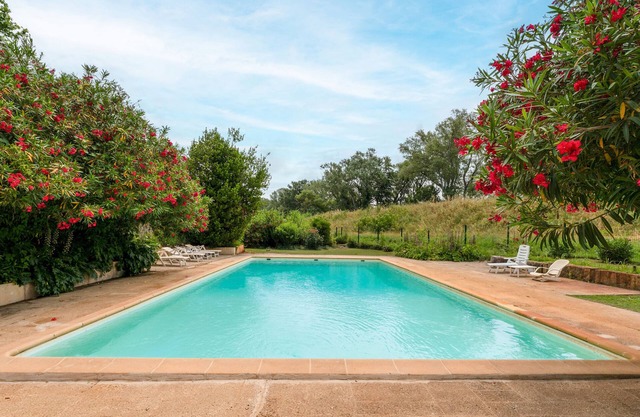 Maison de vacances 'Réattu' avec piscine partagée, Wi-Fi et climatisation