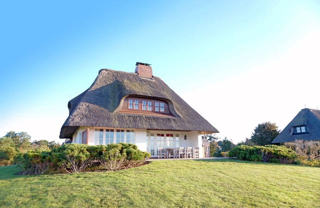 Holiday Home 'Reetdachhaus' with Sea View, Private Terrace and Wi-Fi