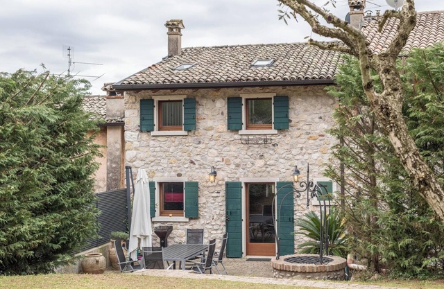 Maison de vacances "Rustico" près du lac de Garde avec vue sur les montagnes et terrasse