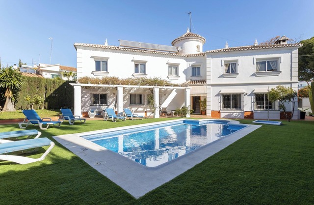 Maison de vacances 'Villa Eden Nerja' avec vue sur les montagnes, piscine, jardin et terrasses