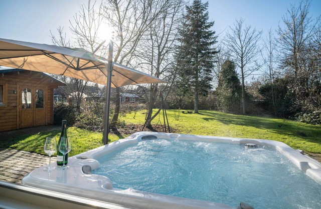 Maison de vacances 'Wellness Oase Mit Whirlpool U Sauna' avec terrasse privée, jardin privé et Wi-Fi