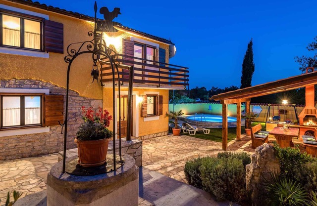 Maison de vacances avec piscine, gazebo et des balançoires pour enfants