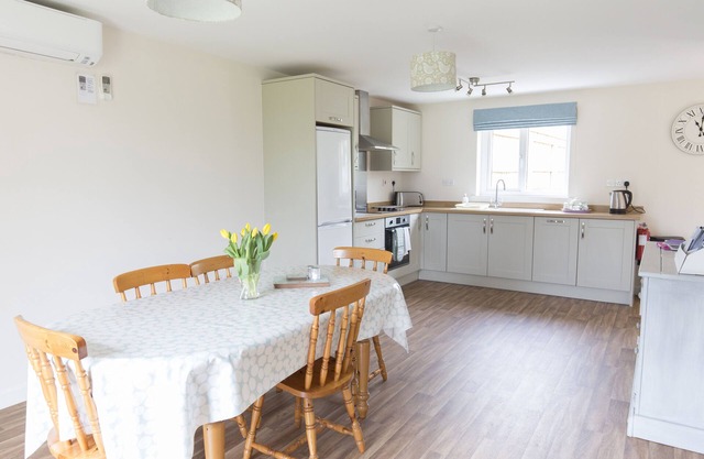 NOUVEAU chalet avec piscine, sauna, salle de sport et courts de tennis, parfait pour explorer le Norfolk!