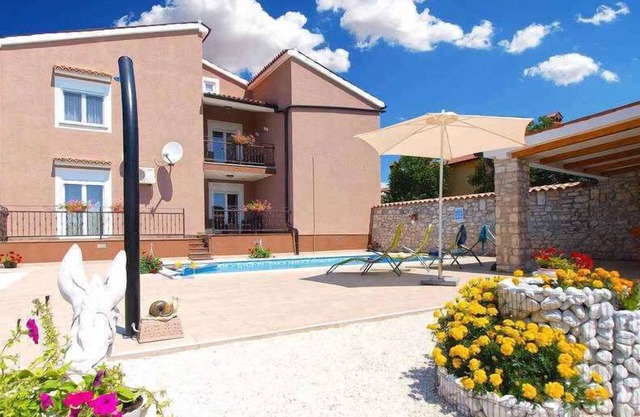Maison de vacances avec piscine, barbecue et balançoire pour les enfants