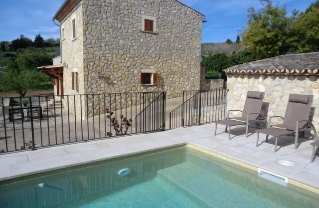 Villa avec piscine dans un endroit calme et sécuritaire village, à seulement 1 km de la place du village