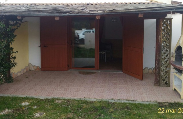 Maison de vacances avec piscine, véranda et jardin.