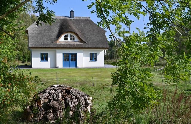 Maison de vacances avec toit de chaume, grande propriété et chemin privé vers le port