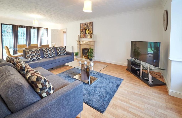 ShortstayMK Northleigh House spacious home 6 bedrooms 5 bathrooms BT sports and Sky