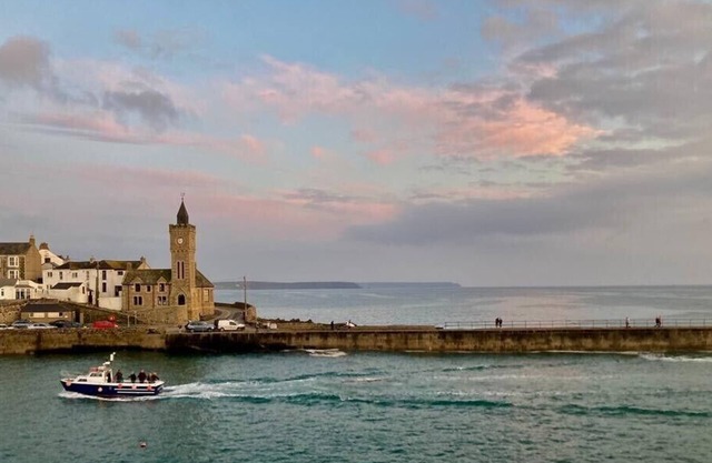 Maison de vacances près de la mer avec jardin ensoleillé privé près de la plage et du port