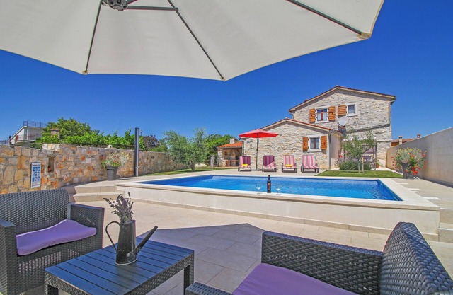 Maison de vacances Dolores * jardin clôturé, piscine privée, barbecue, wifi