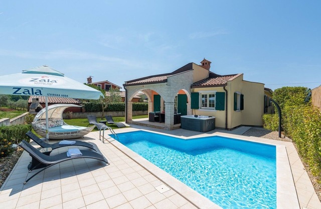 Villa Hacienda avec joli jardin et piscine, près de Porec