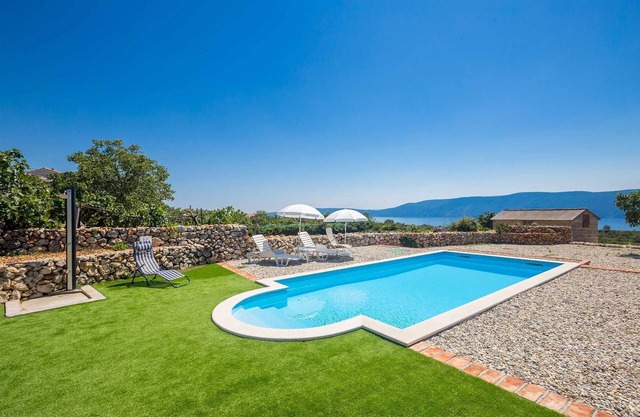 Maison de vacances LARA avec piscine et grand espace extérieur