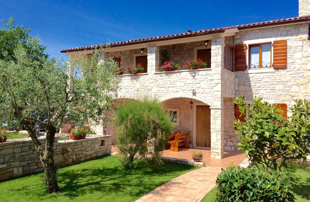 MAISON DE VACANCES MANUEL 2 Maison en pierre d'Istrie dans une station balnéaire calme près de la mer