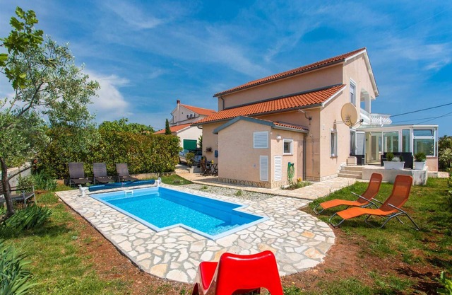 Maison Nika (62125-A1)