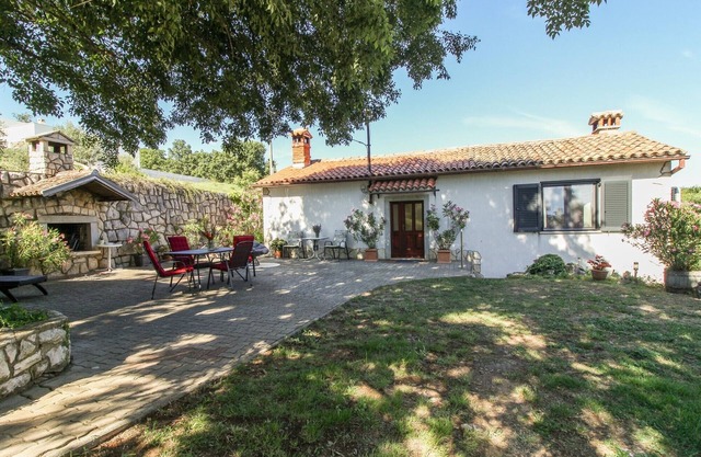 Maison de vacances Roža * grand jardin, terrasse ensoleillée, barbecue, internet sans fil